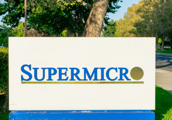 Super Micro fällt, da der KI-Serverhersteller die Umsatzprognose aufgrund von Zöllen und wirtschaftlicher Unsicherheit senkt