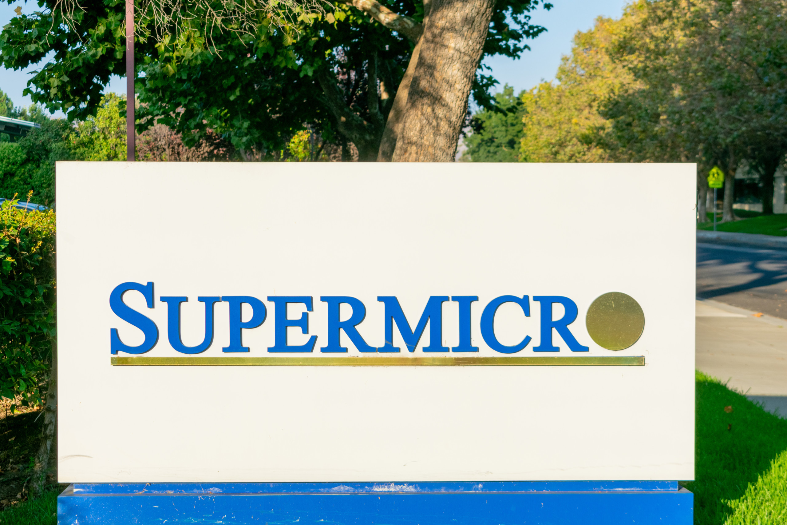 Super Micro fällt, da der KI-Serverhersteller die Umsatzprognose aufgrund von Zöllen und wirtschaftlicher Unsicherheit senkt