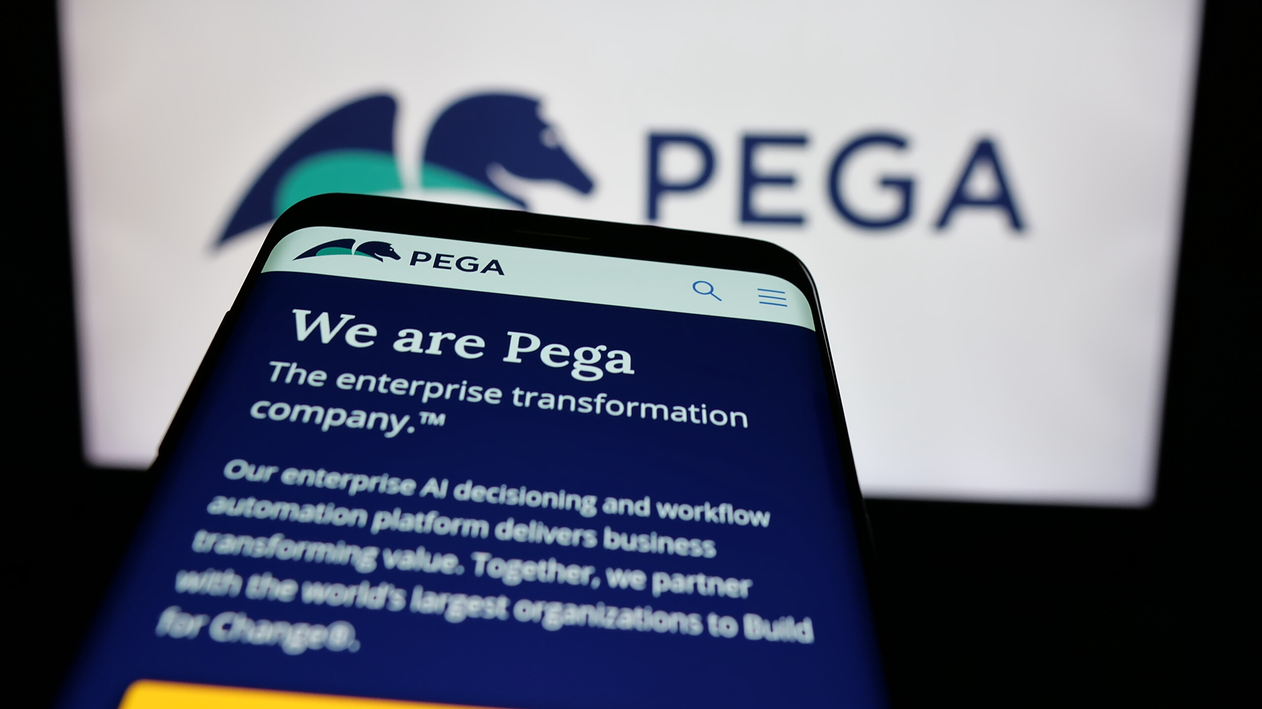 Pegasystems auf Wachstumskurs:  KI-gestützte Plattform transformiert  Geschäftsprozesse.