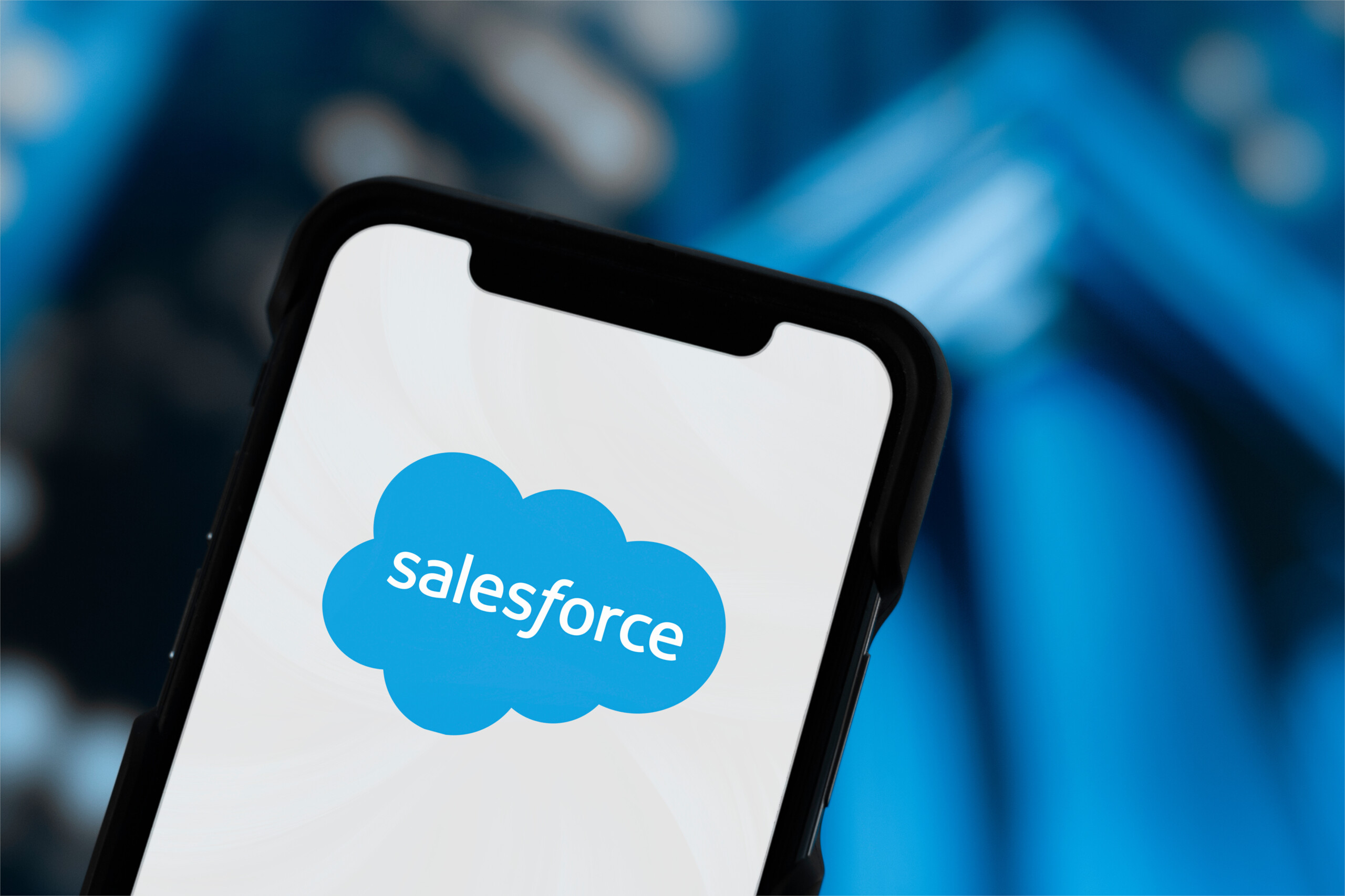 Salesforce wächst weiter und erzielt Rekord bei KI-Umsätzen! Aktie verliert trotzdem an Vertrauen!
