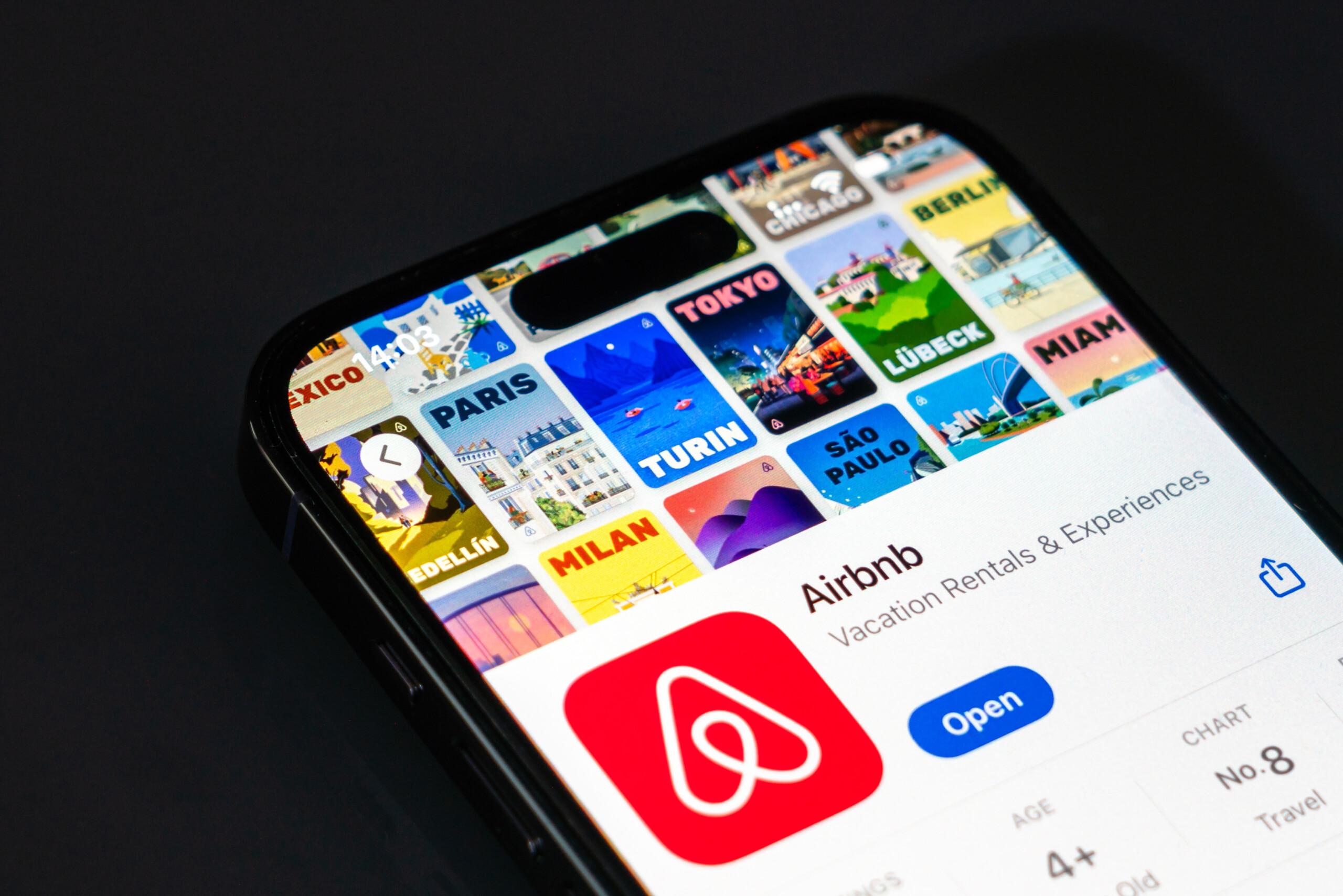 Airbnb greift mit seinem Sommer-Update 2025 an! Neue Luxus-Services, Promi-Erlebnisse & Super-App!