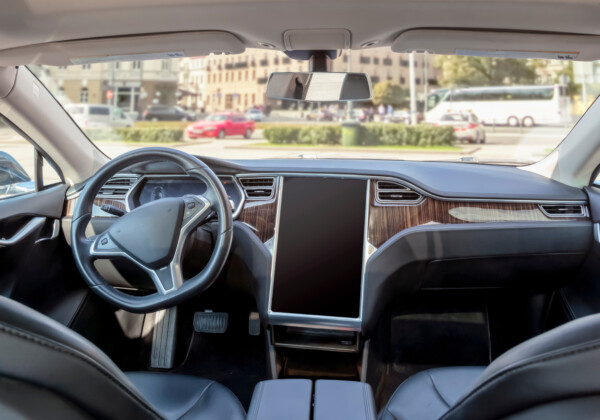 Tesla: Zum ersten Mal liefert sich ein Serienfahrzeug vollkommen autonom an Kunden aus!