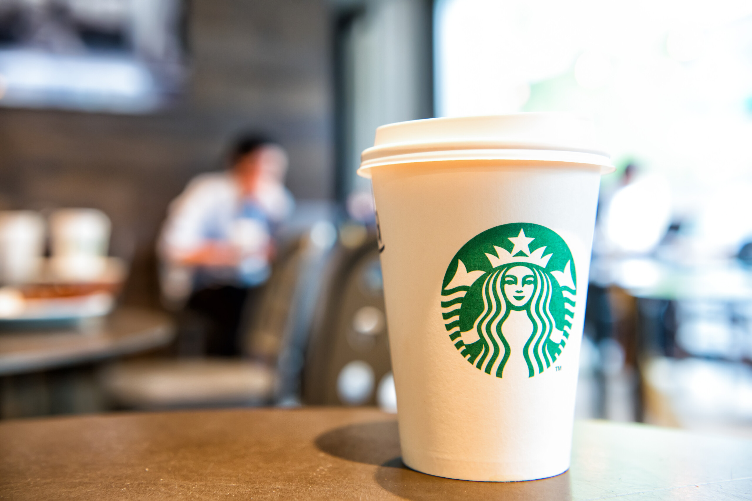 Starbucks im Wandel! Mit KI, neuer Führung und Preisoffensive zurück zur Kaffeehauskultur!