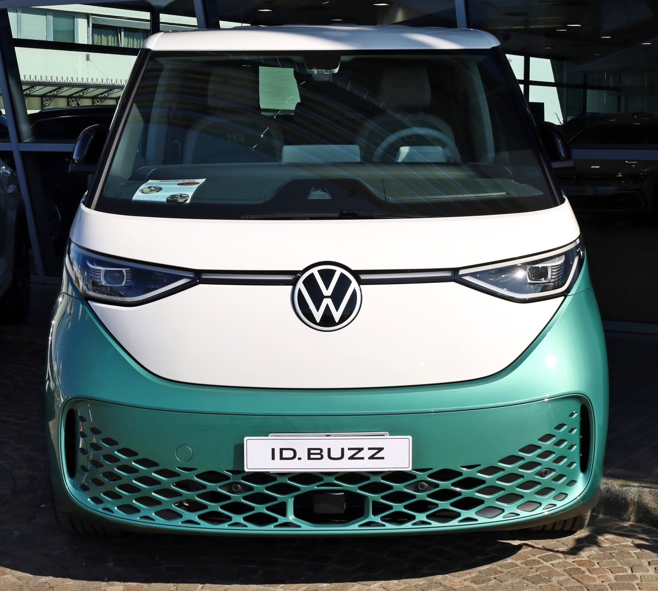VW: Robotaxi-Premiere vor Tesla – der ID Buzz AD fährt vor!
