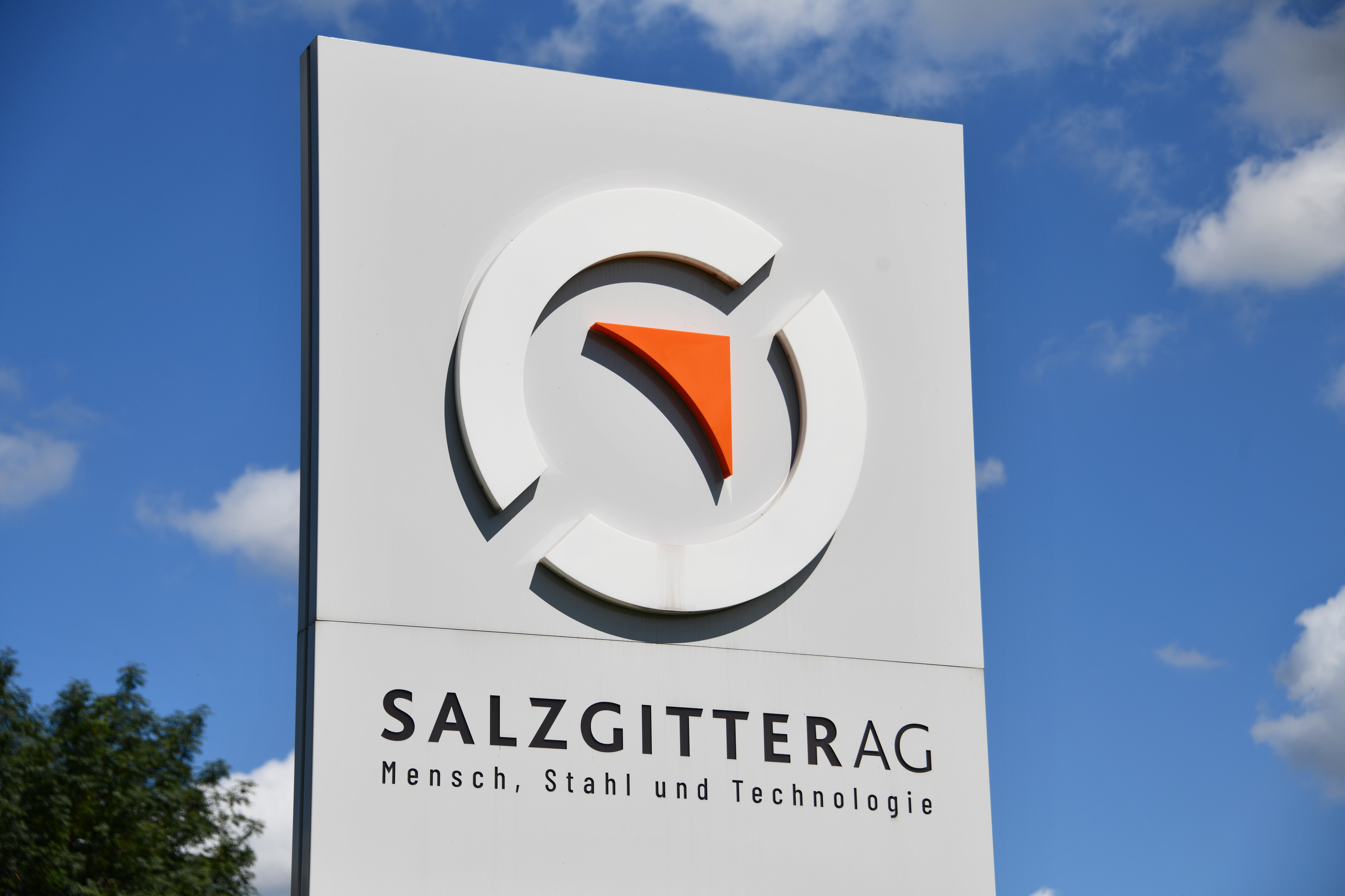Salzgitter schießt hoch – Bundeswehr gibt grünes Licht für Panzerstahl „Secure 500®“