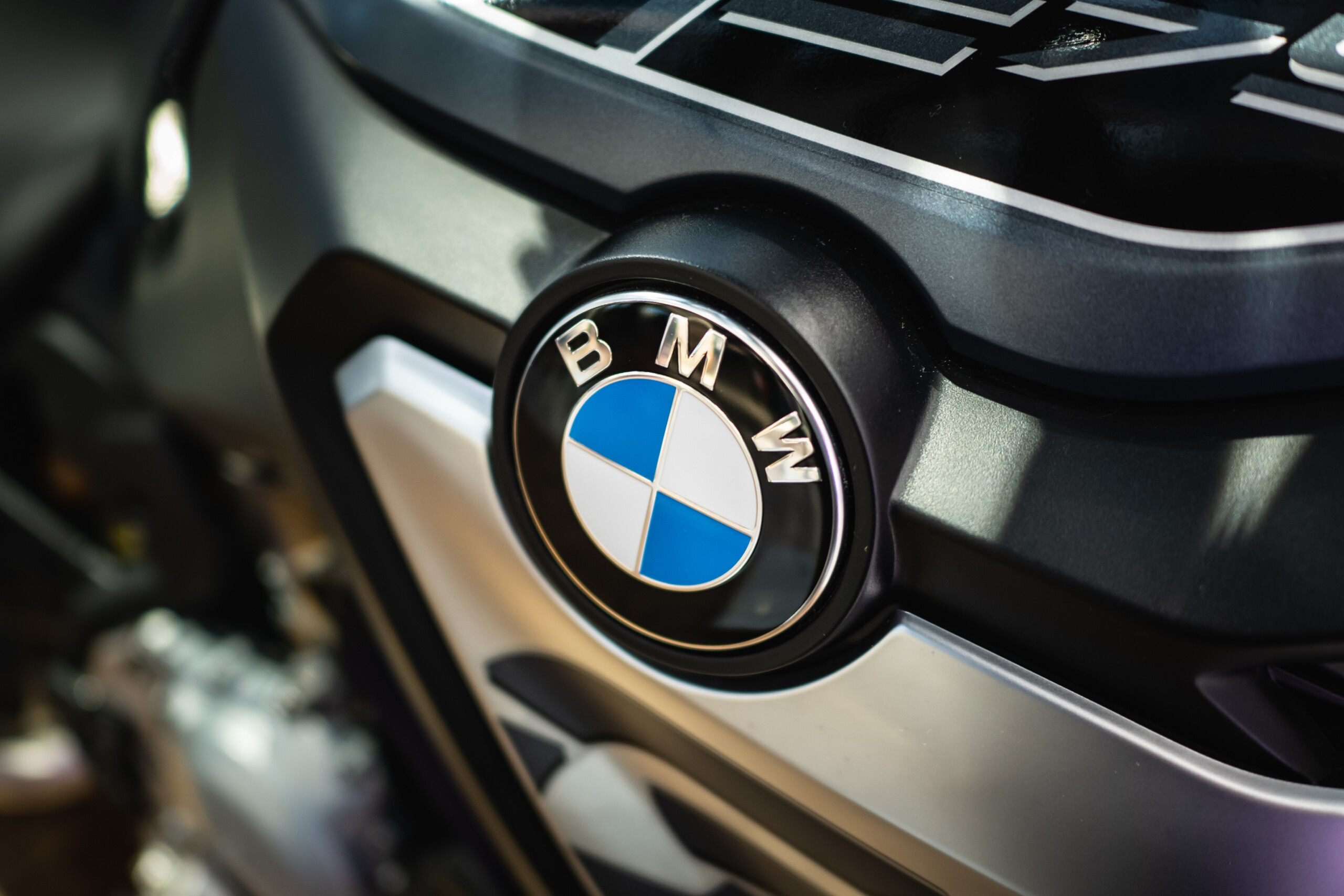 BMW: Gewinnrückgang um 29 % – Münchner Autobauer trotzdem an Jahreszielen fest!