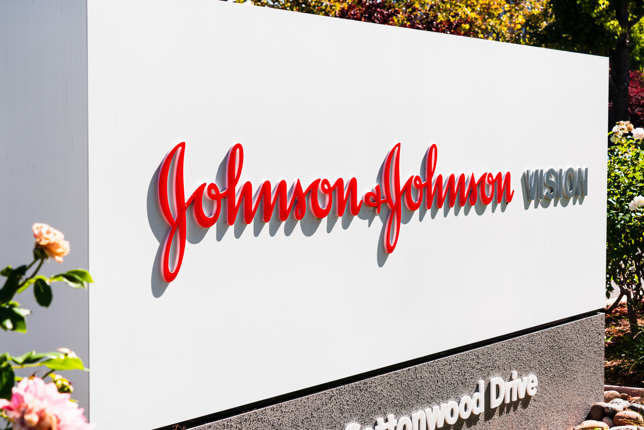 Johnson & Johnson überrascht mit starken Quartalszahlen! Pharma-Gigant trotzt Stelara-Verlust und Zolldrohung!