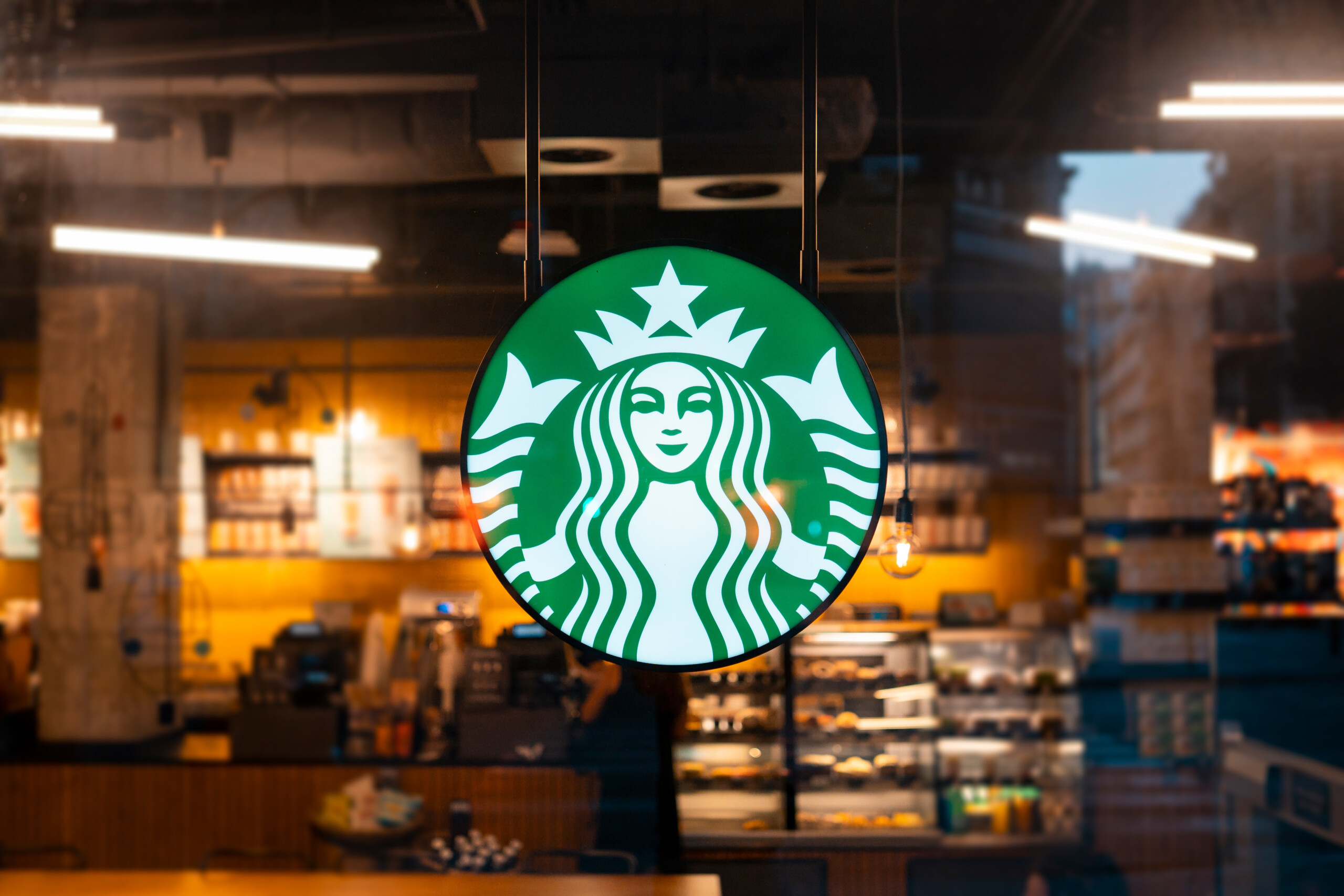 Starbucks im Wandel! Zwischen Umsatzplus, Kundenschwund und neuer Serviceoffensive!