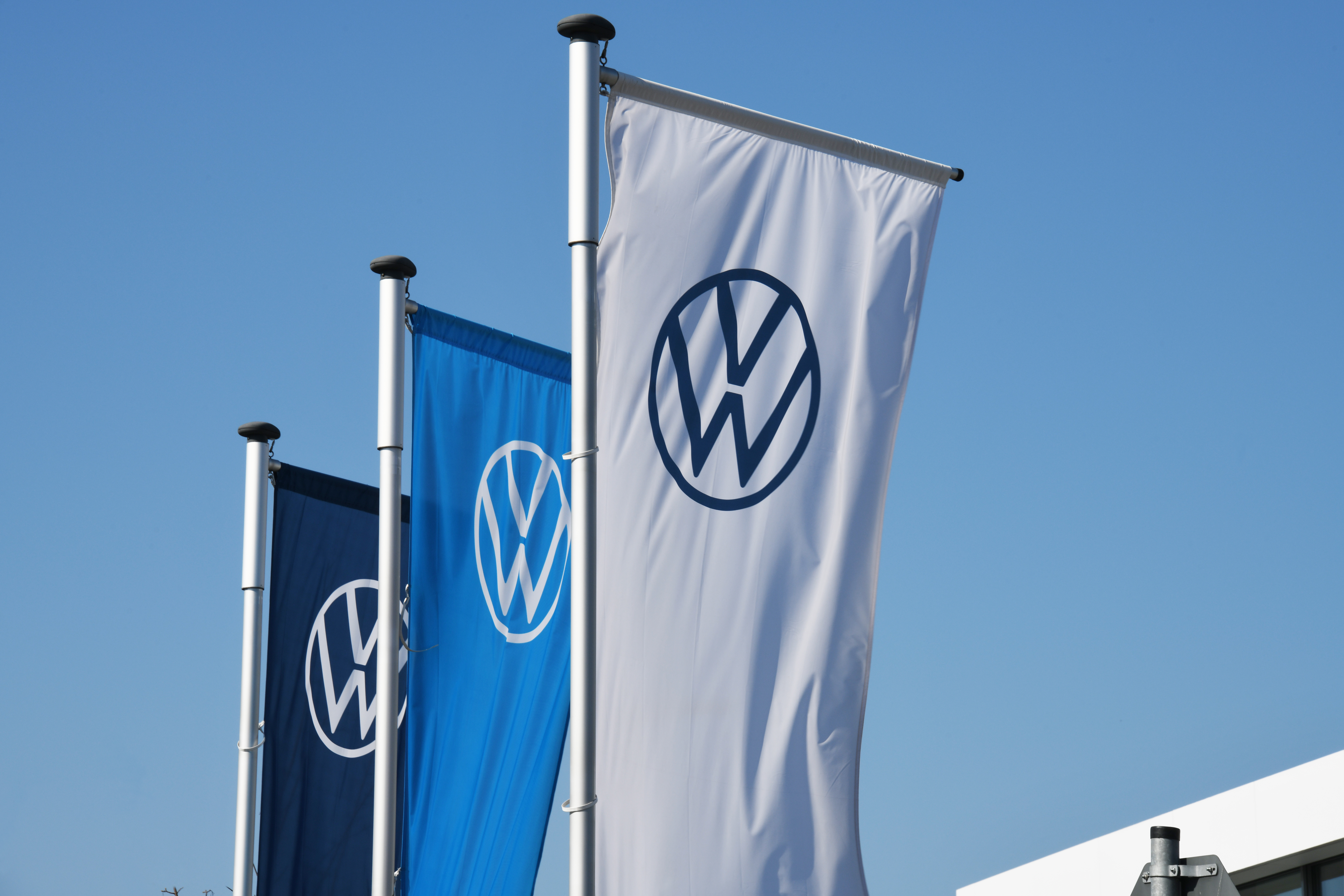 VW: Gewinneinbruch, Zollrisiken, Korrektur der Jahresprognose – Wolfsburger Autobauer unter Druck!