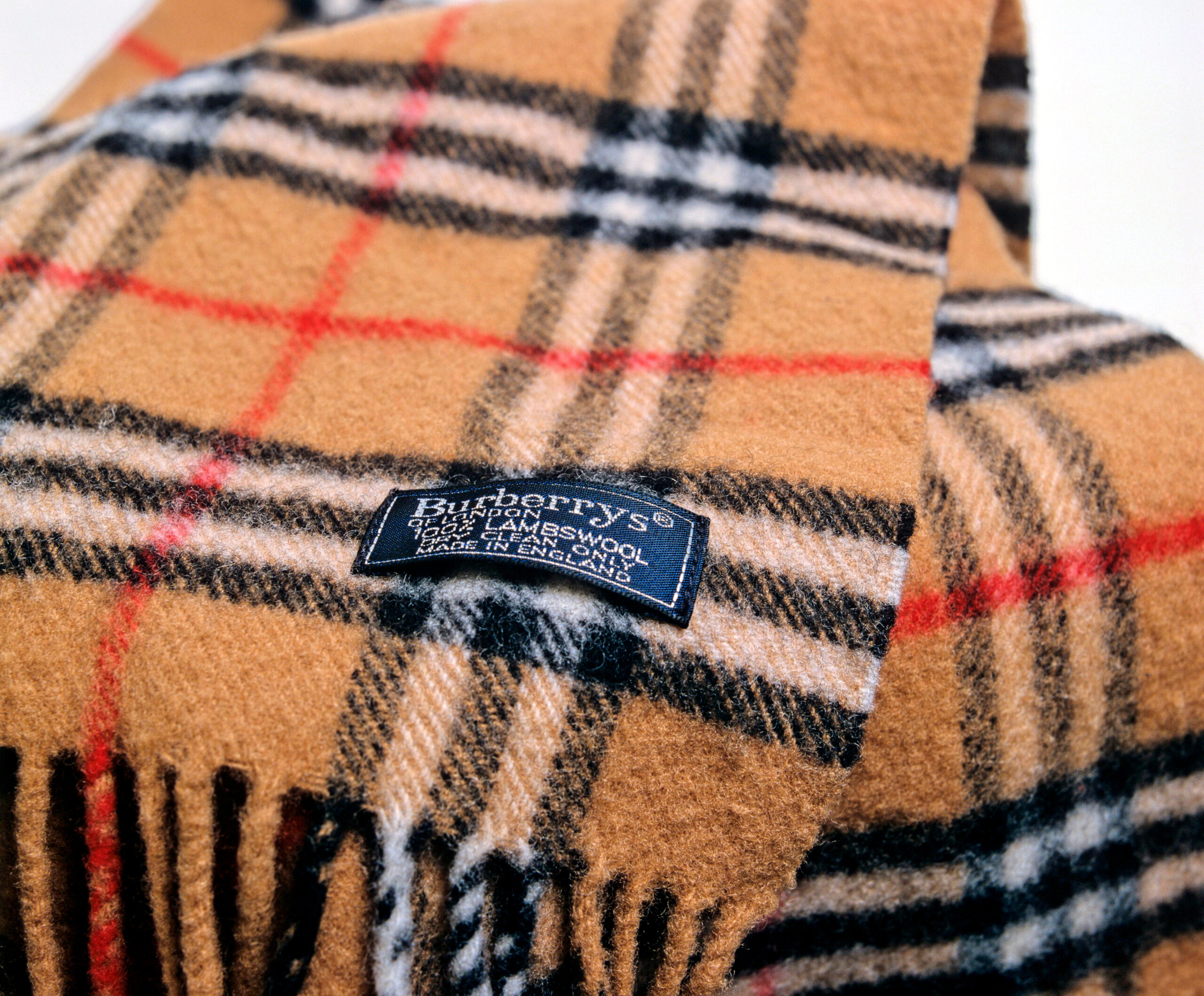Burberry meldet Umsatzverbesserung: Turnaround-Strategie beflügelt Erholung