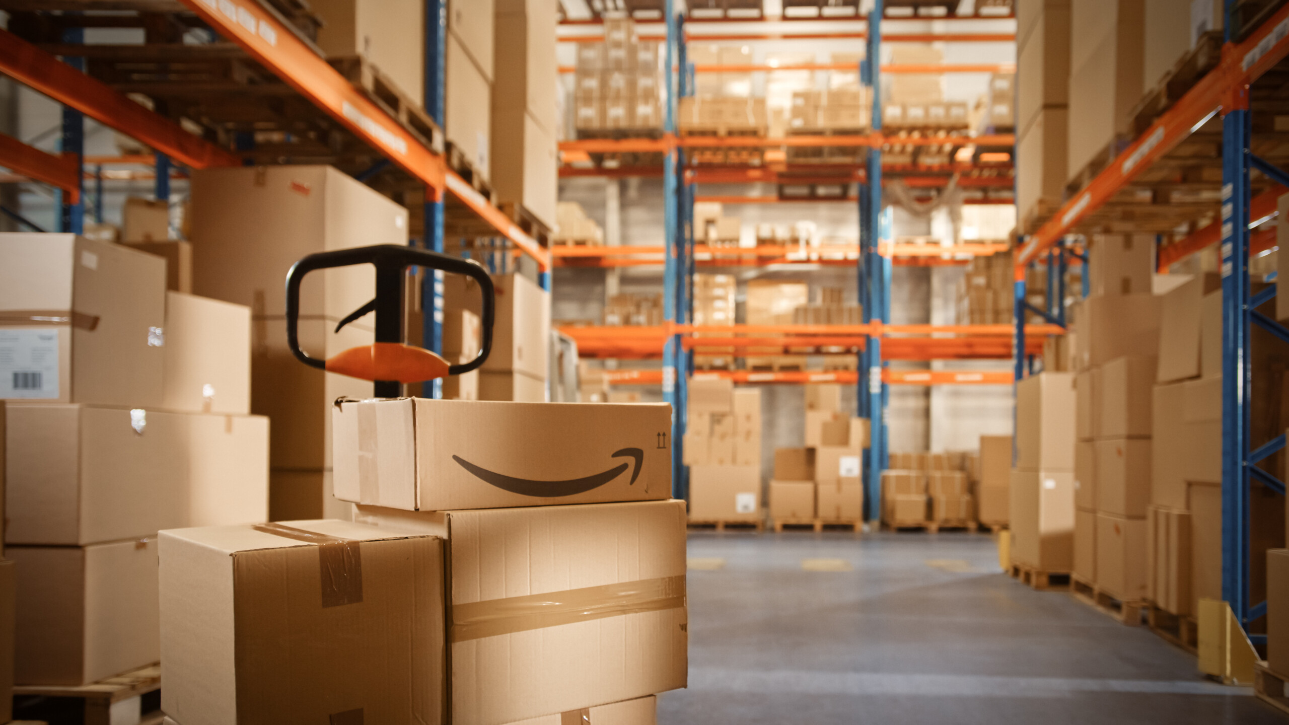Amazon steht kurz davor, in seinen Lagerhäusern mehr Roboter als Menschen einzusetzen!