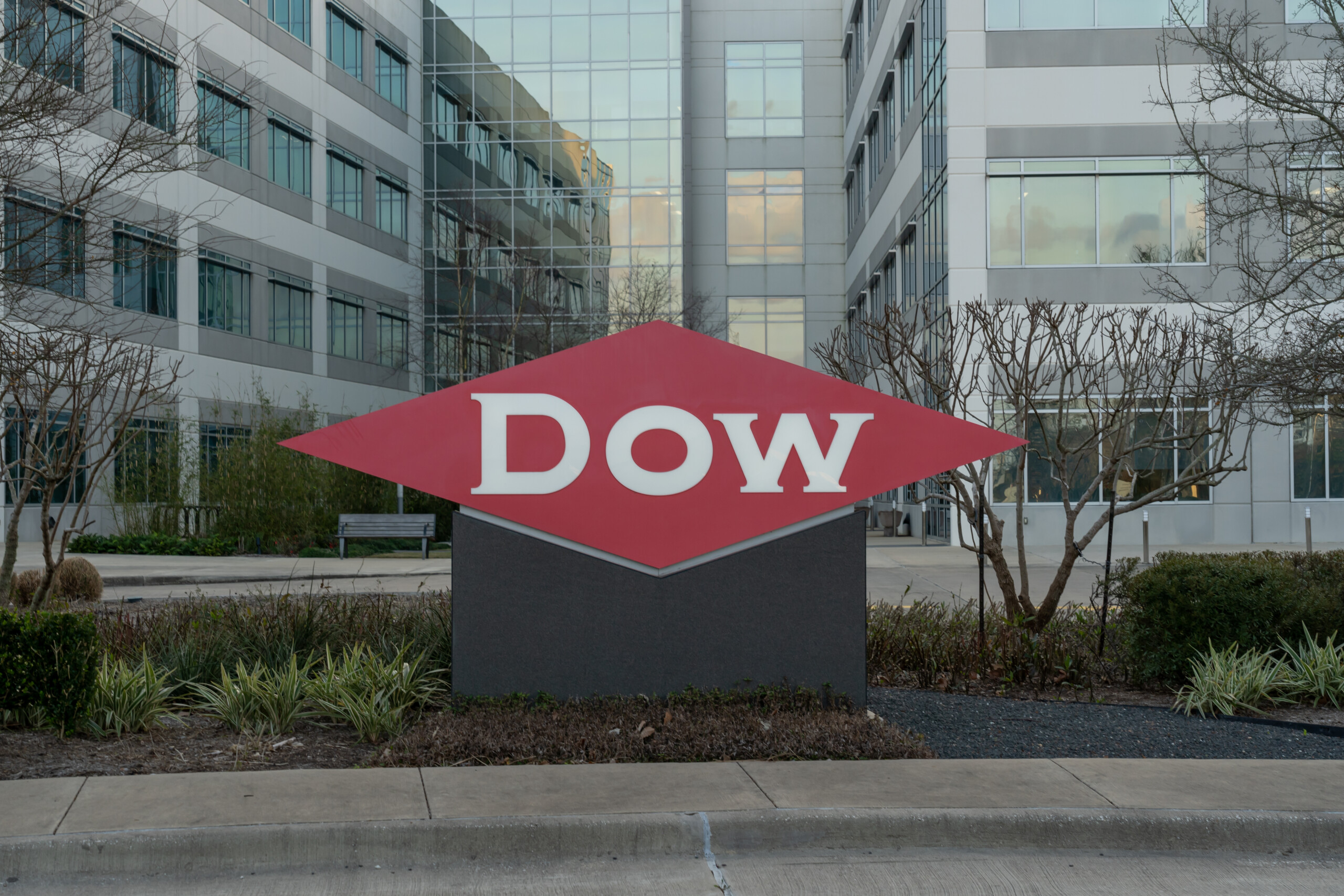Dow-Aktie stürzt ab: Verlust, Dividendenkürzung und globale Schwäche setzen Konzern unter Druck