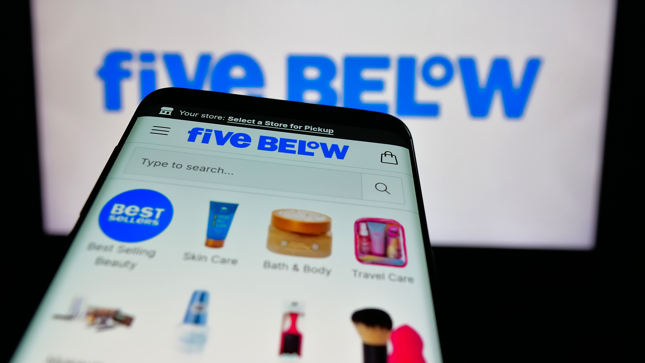 Five Below hebt Prognose an, da immer mehr Käufer nach preiswerten Produkten suchen