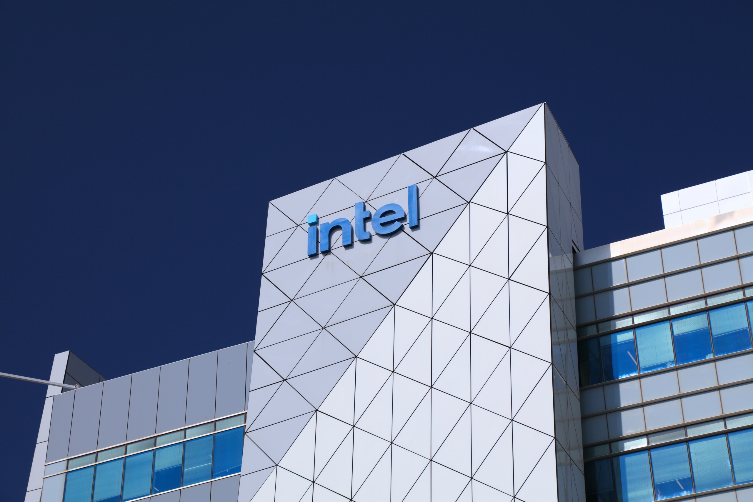SoftBank steigt bei Intel ein – US-Regierung erwägt Großbeteiligung
