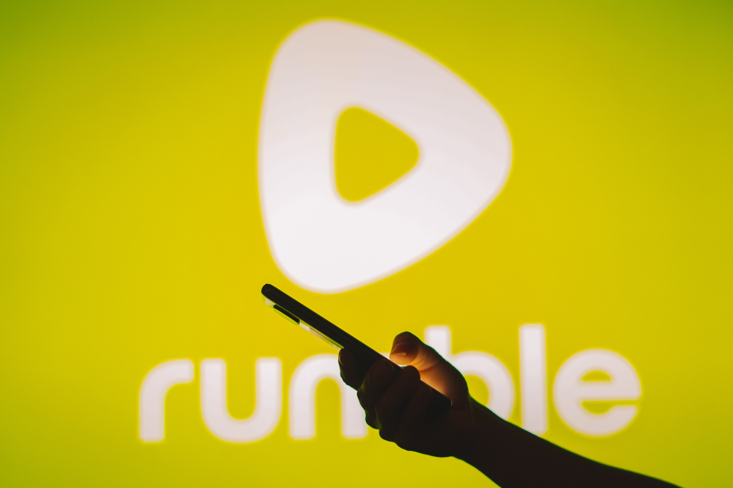 Rumble: US-Videodienst greift nach deutscher KI-Power!