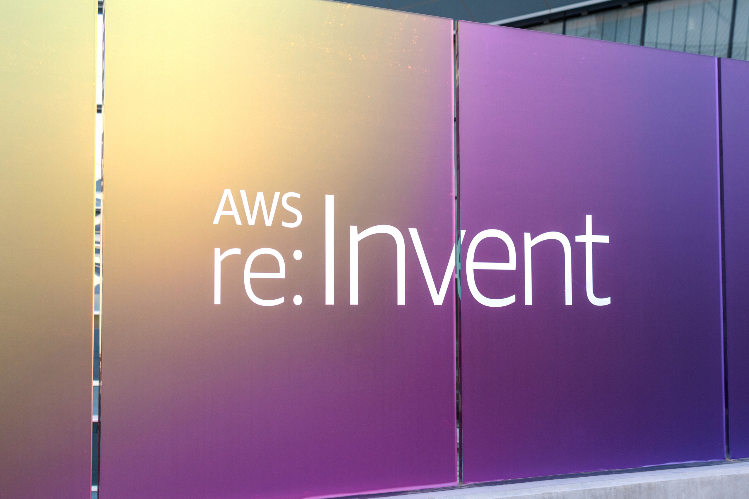 re:Invent 2025 entfesselt Amazons Wachstumsfantasie! Partnerschaften verwandeln AWS in ein KI-Universum!