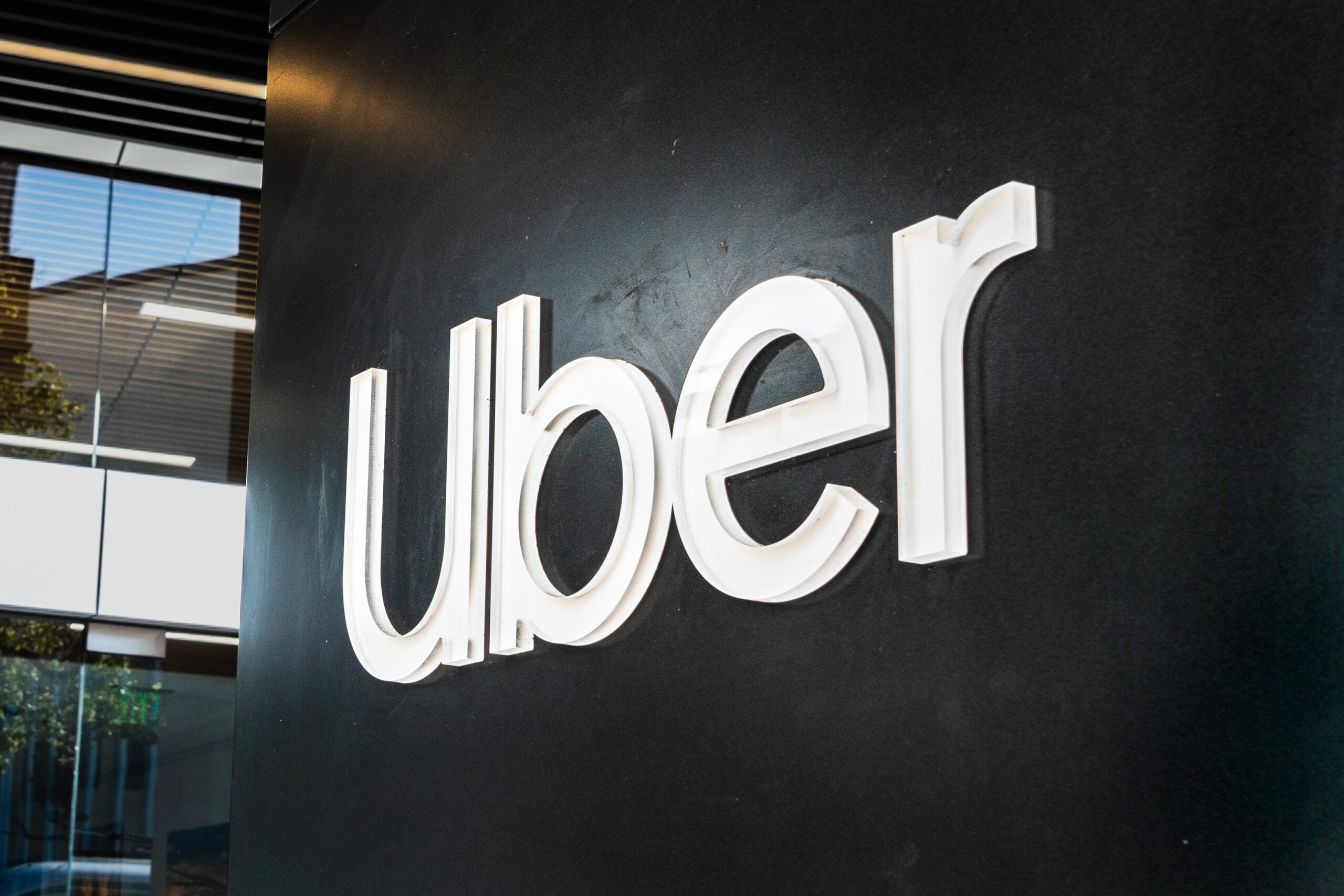 Uber erhöht Anteil an Lucid! Massive Investments in Robotaxis, strategische Übernahmen und neue Märkte!