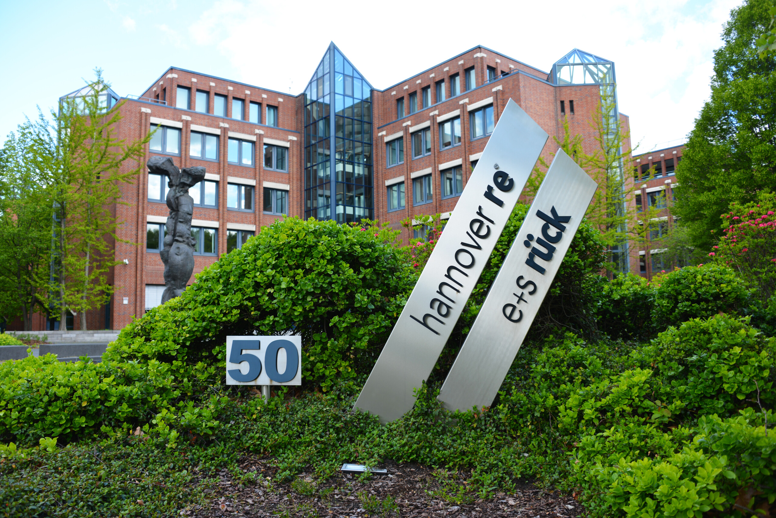 Hannover Rück dreht den Geldhahn auf